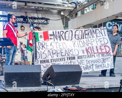 Saul Torres et son groupe protestent contre la disparition de 43 étudiants mexicains. MexFest, place Yonge-Dundas, Toronto, Canada. L'année 2015 Banque D'Images