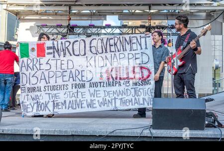 Saul Torres et son groupe protestent contre la disparition de 43 étudiants mexicains. MexFest, place Yonge-Dundas, Toronto, Canada. L'année 2015 Banque D'Images