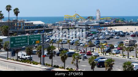 L'embarcadère de Santa Monica avec des panneaux indiquant l'embarcadère, la plage et le centre-ville de Santa Monica, Californie, États-Unis Banque D'Images