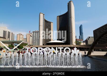 Fontaine devant l'hôtel de ville de Toronto à Toronto, Ontario, Canada. Également connu sous le nom de nouvel hôtel de ville, le bâtiment municipal se trouve à Nathan Phillips Square. Banque D'Images