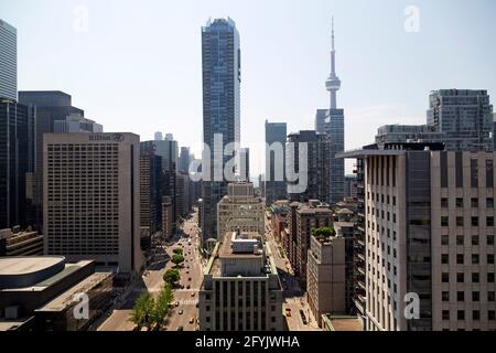 Édifices de plusieurs étages situés sur l'avenue Univeristy, au centre-ville de Toronto, en Ontario, au Canada. La Tour CN est vue au-dessus des cysscapers au premier plan. Banque D'Images