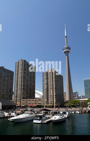 Marina près de Simcoe Wavedeck au secteur riverain de Toronto, Toronto, Ontario, Canada. Banque D'Images