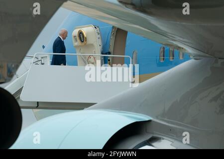 Le président des États-Unis, Joe Biden, à bord de la Force aérienne One à la base conjointe Andrews, pour faire des remarques à la base conjointe Langley-Eustis, en Virginie, le vendredi 28 mai 2021. Crédit: Chris Kleponis/Pool/Sipa USA crédit: SIPA USA/Alay Live News Banque D'Images