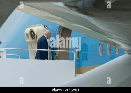 Le président des États-Unis, Joe Biden, à bord de la Force aérienne One à la base conjointe Andrews, pour faire des remarques à la base conjointe Langley-Eustis, en Virginie, le vendredi 28 mai 2021. Crédit: Chris Kleponis/Pool/Sipa USA crédit: SIPA USA/Alay Live News Banque D'Images