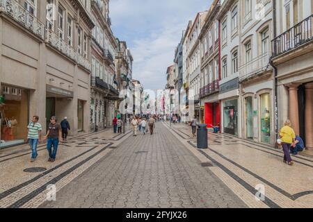 PORTO, PORTUGAL - 16 OCTOBRE 2017 : rue piétonne Santa Catarina à Porto, Portugal. Banque D'Images