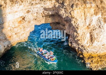 LAGOS, PORTUGAL - 7 OCTOBRE 2017 : bateau touristique sur les falaises près de Lagos, Portugal. Banque D'Images