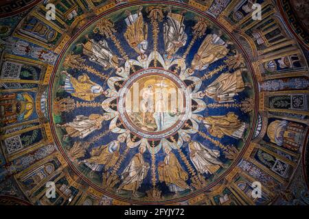 Intérieur du Baptistère de Neon. Ravenne, Émilie-Romagne, Italie, Europe. Banque D'Images