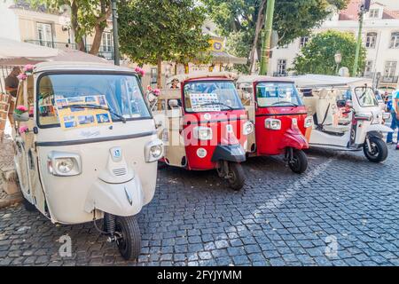 LISBONNE, PORTUGAL - 10 OCTOBRE 2017 : tuk tuk tuks dans le centre de Lisbonne, Portugal Banque D'Images