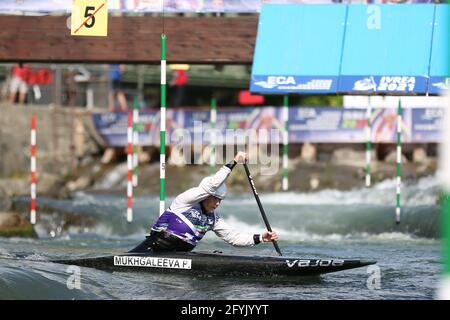 Polina MUKHGALEEVA de Russie est en compétition dans le canoë pour femmes (C1) Demi-finales lors des championnats d'Europe ECA Canoe Slalom sur le Rivière Dora Baltea Banque D'Images