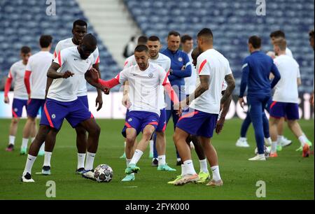 Hakim Ziyech (centre) de Chelsea lors d’une session d’entraînement avant la finale de la Ligue des champions de l’UEFA, à l’Estadio do Dragao, au Portugal. Date de la photo: Vendredi 28 mai 2021. Banque D'Images