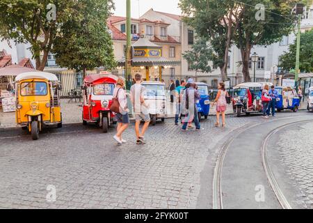 LISBONNE, PORTUGAL - 10 OCTOBRE 2017 : tuk tuk tuks dans le centre de Lisbonne, Portugal Banque D'Images