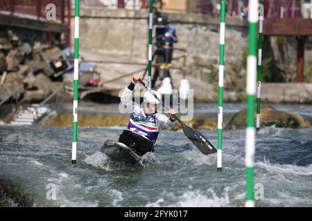 Polina MUKHGALEEVA de Russie est en compétition dans le canoë pour femmes (C1) Demi-finales lors des championnats d'Europe ECA Canoe Slalom sur le Rivière Dora Baltea Banque D'Images