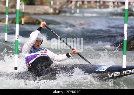 Polina MUKHGALEEVA de Russie est en compétition dans le canoë pour femmes (C1) Demi-finales lors des championnats d'Europe ECA Canoe Slalom sur le Rivière Dora Baltea Banque D'Images