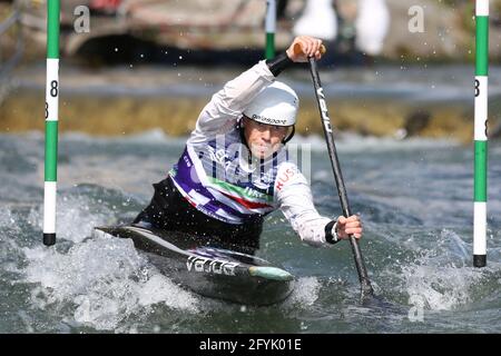 Polina MUKHGALEEVA de Russie est en compétition dans le canoë pour femmes (C1) Demi-finales lors des championnats d'Europe ECA Canoe Slalom sur le Rivière Dora Baltea Banque D'Images