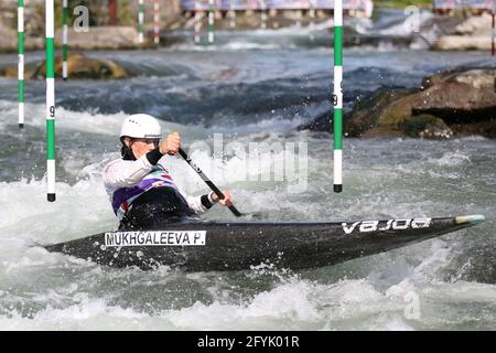 Polina MUKHGALEEVA de Russie est en compétition dans le canoë pour femmes (C1) Demi-finales lors des championnats d'Europe ECA Canoe Slalom sur le Rivière Dora Baltea Banque D'Images