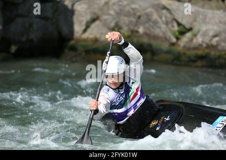 Polina MUKHGALEEVA de Russie est en compétition dans le canoë pour femmes (C1) Demi-finales lors des championnats d'Europe ECA Canoe Slalom sur le Rivière Dora Baltea Banque D'Images