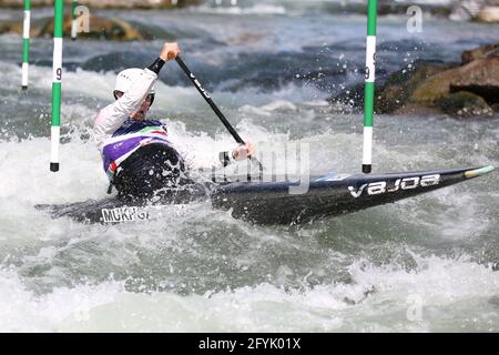 Polina MUKHGALEEVA de Russie est en compétition dans le canoë pour femmes (C1) Demi-finales lors des championnats d'Europe ECA Canoe Slalom sur le Rivière Dora Baltea Banque D'Images