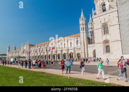 LISBONNE, PORTUGAL - 11 OCTOBRE 2017 : les gens visitent le monastère Hieronymites de Jeronimos à Lisbonne, Portugal Banque D'Images