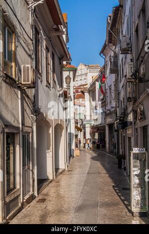 COIMBRA, PORTUGAL - 12 OCTOBRE 2017 : ruelle étroite dans le centre de Coimbra. Banque D'Images