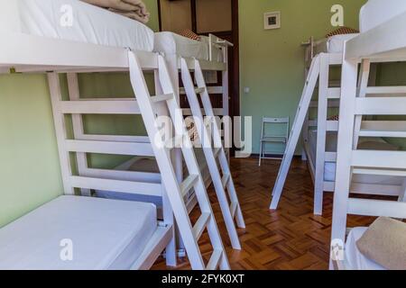 COIMBRA, PORTUGAL - 12 OCTOBRE 2017: Chambre de dortoir à Coimbra Portagem Hostel à Coimbra, Portugal Banque D'Images