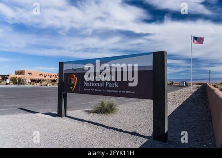 Le panneau d'entrée devant le centre d'accueil du parc national de White Sands, Nouveau-Mexique. Banque D'Images