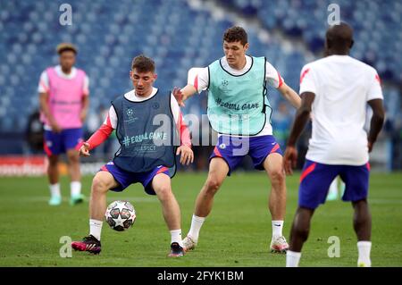 Billy Gilmour (à gauche) de Chelsea et Andreas Christensen lors d’une séance d’entraînement avant la finale de la Ligue des champions de l’UEFA, à l’Estadio do Dragao, au Portugal. Date de la photo: Vendredi 28 mai 2021. Banque D'Images