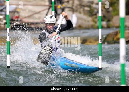 Klaudia ZWOLINSKA, de Pologne, est en compétition dans le canoë pour femmes (C1) Demi-finales lors des championnats d'Europe ECA Canoe Slalom sur le Rivière Dora Baltea Banque D'Images