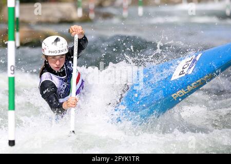 Klaudia ZWOLINSKA, de Pologne, est en compétition dans le canoë pour femmes (C1) Demi-finales lors des championnats d'Europe ECA Canoe Slalom sur le Rivière Dora Baltea Banque D'Images