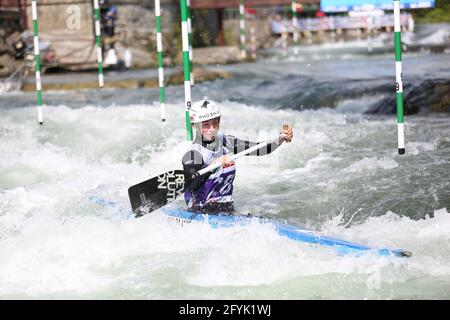 Klaudia ZWOLINSKA, de Pologne, est en compétition dans le canoë pour femmes (C1) Demi-finales lors des championnats d'Europe ECA Canoe Slalom sur le Rivière Dora Baltea Banque D'Images