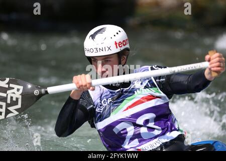 Klaudia ZWOLINSKA, de Pologne, est en compétition dans le canoë pour femmes (C1) Demi-finales lors des championnats d'Europe ECA Canoe Slalom sur le Rivière Dora Baltea Banque D'Images