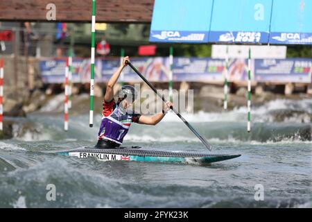 Mallory FRANKLIN, de Grande-Bretagne, est en compétition dans le canot féminin (C1) demi-finales lors des championnats d'Europe ECA Canoe Slalom Le Dora Baltea Banque D'Images