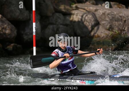 Mallory FRANKLIN, de Grande-Bretagne, est en compétition dans le canot féminin (C1) demi-finales lors des championnats d'Europe ECA Canoe Slalom Le Dora Baltea Banque D'Images