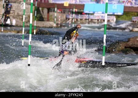 Tereza FISEROVA de la République tchèque est en compétition dans le canoë féminin (C1) demi-finales lors des championnats d'Europe ECA Canoe Slalom Le Dora Baltea Banque D'Images