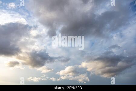 Nuages sombres et moelleux sur fond bleu ciel. Cumulus Heaven concept. Cloudscape au coucher du soleil, ciel vide coloré au lever du soleil, espace de copie, modèle de carte, wallpa Banque D'Images