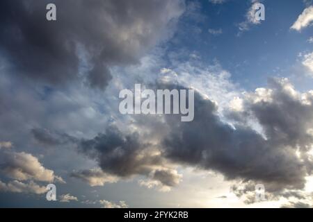 Concept couvert. Lourds nuages noirs pluvieux sur fond bleu ciel espace. Cloudscape horizon coloré, abstrait, rayons de soleil colorant le ciel le rend cadé Banque D'Images