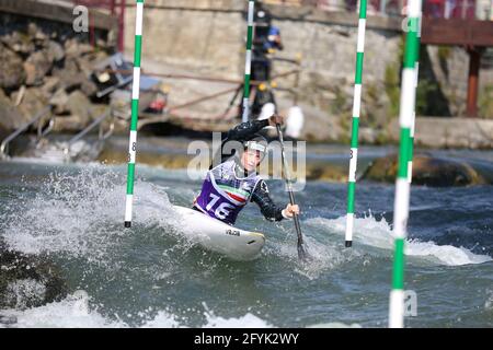 Marjorie DELASSUS, de France, est en compétition dans le canoë pour femmes (C1) Demi-finales lors des championnats d'Europe ECA Canoe Slalom sur le Rivière Dora Baltea Banque D'Images