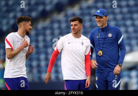 Thomas Tuchel, directeur de Chelsea (à droite) avec Mason Mount et Jorginho (à gauche) lors d'une session d'entraînement avant la finale de la Ligue des champions de l'UEFA, à l'Estadio do Dragao, Portugal. Date de la photo: Vendredi 28 mai 2021. Banque D'Images