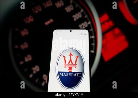 Chine. 28 mai 2021. Sur cette photo, un logo de marque de voiture « Maserati » s'affiche sur un smartphone avec le tableau de bord de la voiture en arrière-plan. Crédit : SOPA Images Limited/Alamy Live News Banque D'Images