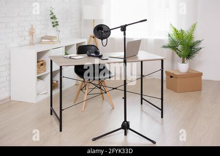 concept de podcast et de blogging - espace de travail avec ordinateur et microphone à la maison ou au bureau Banque D'Images