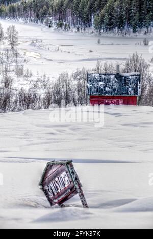 Grillstuga (cabane pour barbecue) dans le nord de l'hiver suédois. Banque D'Images