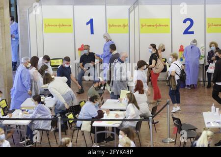 Bucarest, Roumanie - 28 mai 2021 : les gens reçoivent le vaccin Johnson et Johnson à usage unique contre Covid-19 lors d'un marathon de vaccination. Banque D'Images