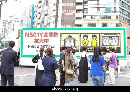 Tokyo, Japon. 28 mai 2021. La contre-mesure Covid-19 « N501Y », un véhicule d'avertissement de prévention des infections, effectue des patrouilles autour de la station de Shibuya, à Tokyo, le 28 mai 2021, à Tokyo, au Japon. (Photo de Kazuki Oishi/Sipa USA) **Japon Out** Credit: SIPA USA/Alay Live News Banque D'Images