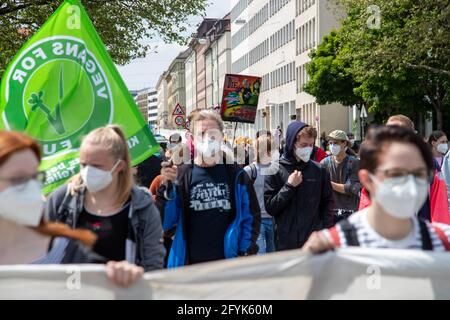 Hält in Schild mit der Aufschrift: ' Die Erde steht auf der Kippe '. UM die 80 Menschen versammelten sich am 28. Mai 2021 à München, UM für Klimagerechtigkeit zu demostrieren. * protstor tient le signe de lecture: ' la terre est sur le bord '. Le 28 mai 2021, environ 80 personnes ont participé à une manifestation pour la justice climatique à Munich, en Allemagne. (Photo par Alexander Pohl/Sipa USA) crédit: SIPA USA/Alay Live News Banque D'Images