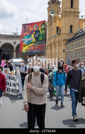 Hält in Schild mit der Aufschrift: ' Die Erde steht auf der Kippe '. UM die 80 Menschen versammelten sich am 28. Mai 2021 à München, UM für Klimagerechtigkeit zu demostrieren. * protstor tient le signe de lecture: ' la terre est sur le bord '. Le 28 mai 2021, environ 80 personnes ont participé à une manifestation pour la justice climatique à Munich, en Allemagne. (Photo par Alexander Pohl/Sipa USA) crédit: SIPA USA/Alay Live News Banque D'Images