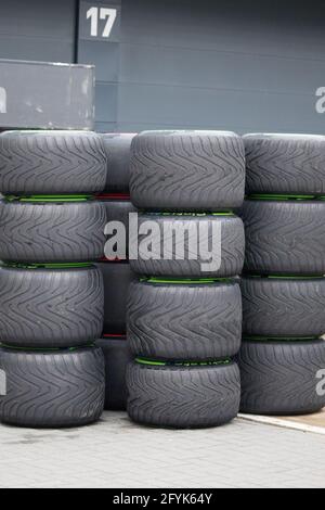 Une pile de pneus F1 Pirelli a été prise sur la piste Silverstone dans la zone des enclos. Banque D'Images