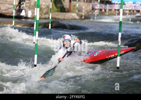 La Forerunner KNERLOVA de République tchèque est en avance sur le canoë pour femmes (C1) demi-finales lors des championnats d'Europe de la CEA sur la Dora Rivière Baltea en mai Banque D'Images