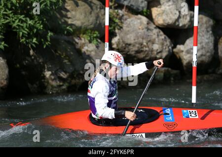 La Forerunner KNERLOVA de République tchèque est en avance sur le canoë pour femmes (C1) demi-finales lors des championnats d'Europe de la CEA sur la Dora Rivière Baltea en mai Banque D'Images