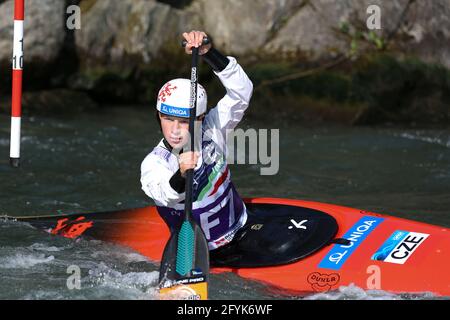 La Forerunner KNERLOVA de République tchèque est en avance sur le canoë pour femmes (C1) demi-finales lors des championnats d'Europe de la CEA sur la Dora Rivière Baltea en mai Banque D'Images