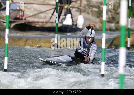 Polina MUKHGALEEVA de Russie est en compétition dans le canoë pour femmes (C1) Demi-finales lors des championnats d'Europe ECA Canoe Slalom sur le Rivière Dora Baltea Banque D'Images