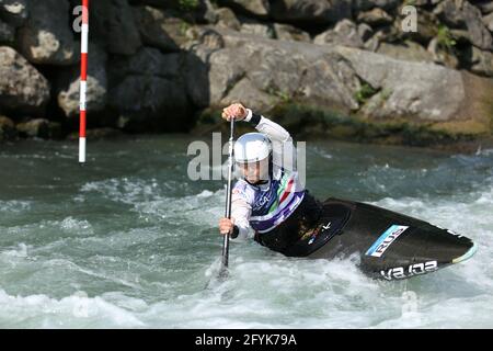 Polina MUKHGALEEVA de Russie est en compétition dans le canoë pour femmes (C1) Demi-finales lors des championnats d'Europe ECA Canoe Slalom sur le Rivière Dora Baltea Banque D'Images